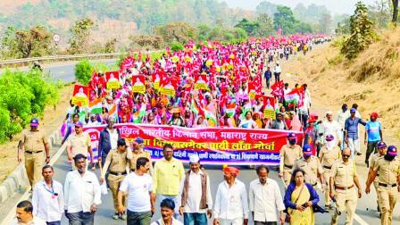 હજારોની સંખ્યામાં ખેડૂતો અને આદિવાસીઓએ મુંબઈ તરફ કૂચ કરી હતી.